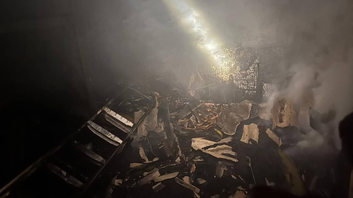 Casa pega fogo em Uberlândia e teto cai com calor extremo