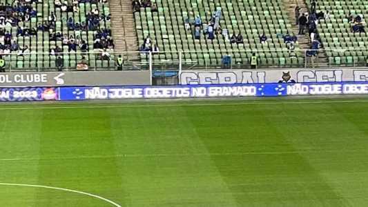 Não jogue objetos no gramado, pediu o Cruzeiro em placas de publicidade