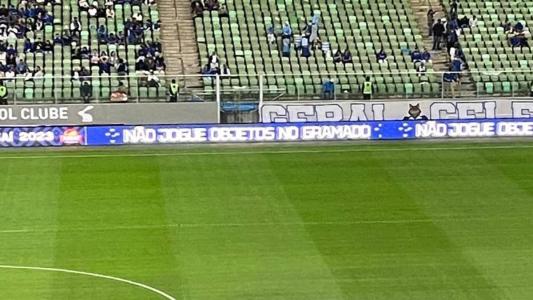 Não jogue objetos no gramado, pediu o Cruzeiro em placas de publicidade