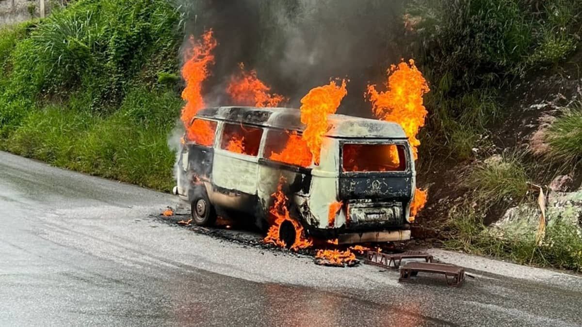 Vídeo: veículo pega fogo em rua do Caiçara e mobiliza Corpo de Bombeiros
