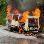 Vídeo: veículo pega fogo em rua do Caiçara e mobiliza Corpo de Bombeiros