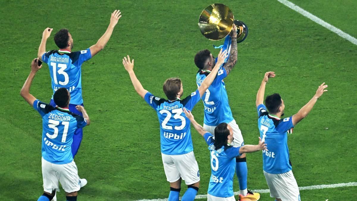 Napoli fecha temporada no Italiano com vitória e entrega da taça