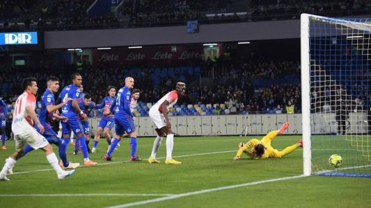 Napoli não econtrou resistência para vencer o lanterna do Italiano