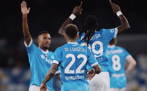 Time do Napoli comemora gol na temporada 2025/2026
