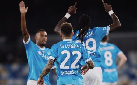 Time do Napoli comemora gol na temporada 2025/2026