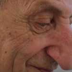 'Muito feliz', diz homem que tem o maior nariz do mundo; assista