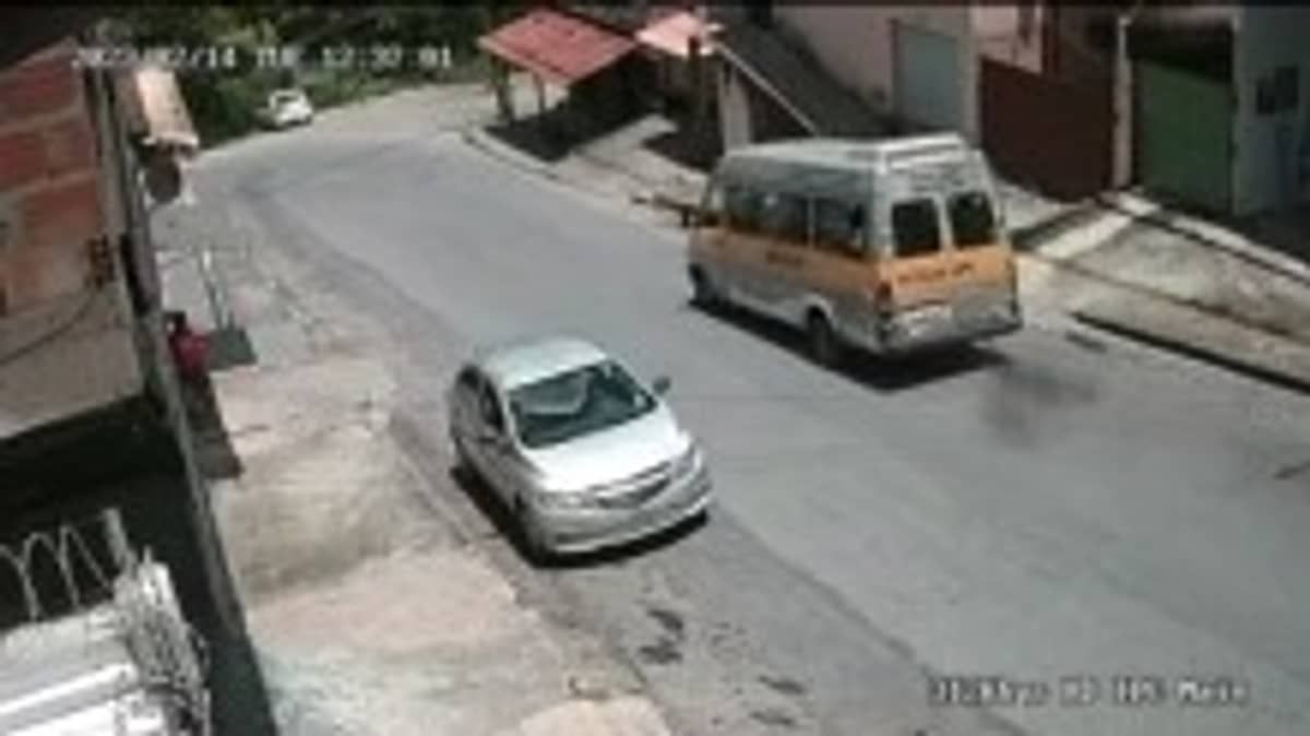 Vídeo mostra momento do acidente com van escolar que deixou 18 feridos na Grande BH; assista