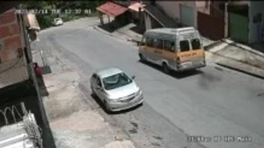 Nas imagens é possível perceber que a van acabou perdendo a direção e bateu antes de despencar em ribanceira
