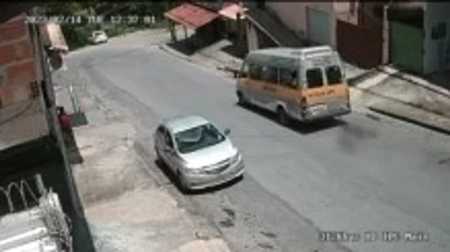 Nas imagens é possível perceber que a van acabou perdendo a direção e bateu antes de despencar em ribanceira