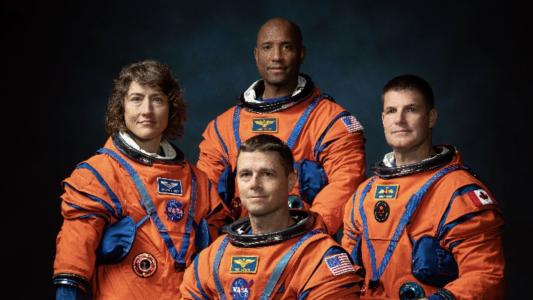 Astonautas da NASA (esquerda para direita) Christina Koch, Victor Glover, Reid Wiseman, astronauta da agência espacial canadense Jeremy Hansen