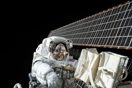 A Nasa divulgou um estudo nesta segunda-feira com fortes evidências de que Marte não tem apenas água congelada, mas sim correntes de água salgada escorrendo nas encostas de algumas montanhas durante o período do verão.