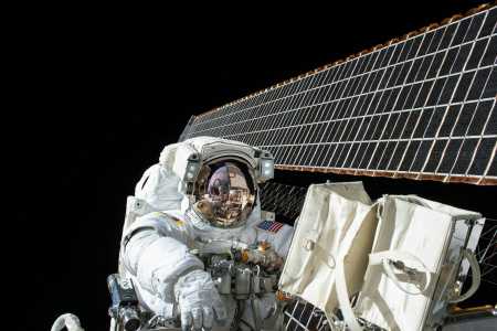 A Nasa divulgou um estudo nesta segunda-feira com fortes evidências de que Marte não tem apenas água congelada, mas sim correntes de água salgada escorrendo nas encostas de algumas montanhas durante o período do verão.