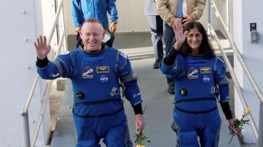 A Nasa divulgou um estudo nesta segunda-feira com fortes evidências de que Marte não tem apenas água congelada, mas sim correntes de água salgada escorrendo nas encostas de algumas montanhas durante o período do verão.