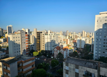 Céu azul no bairro Serra, na Região Centro-Sul de Belo Horizonte, nesta quinta-feira (18)