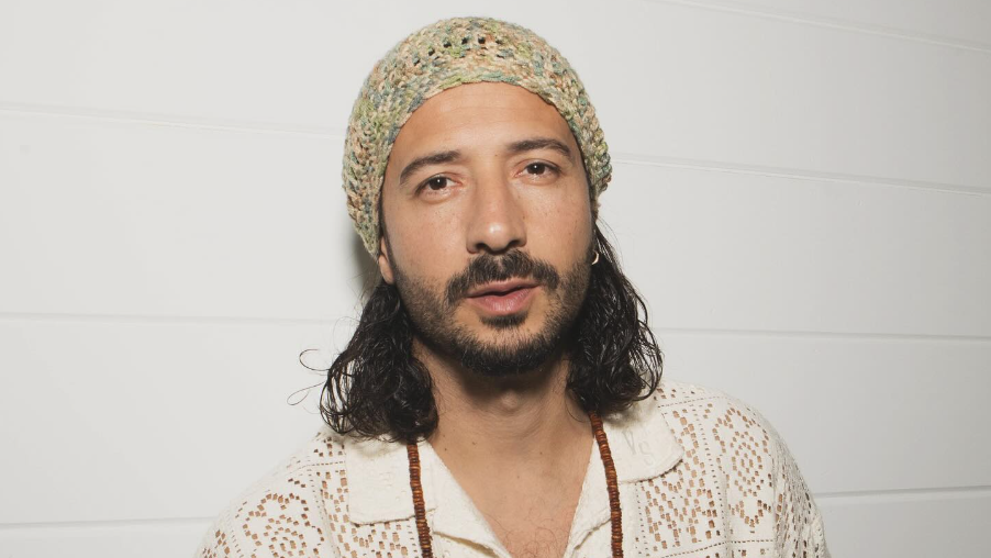 Vocalista do Magic! 'fez amizade' com galinha em visita a BH; entenda