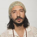 Vocalista do Magic! 'fez amizade' com galinha em visita a BH; entenda