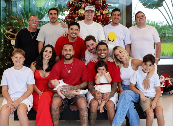Ao lado de Bruna Biancardi, Neymar publica mensagem de Natal nas redes
