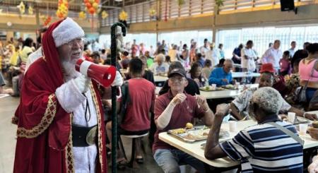 O almoço de Natal no Restaurante Popular II contará com a presença do Papai Noel para entrega de presentes