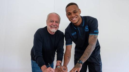 Natan assinando contrato com o Napoli, da Itália, ao lado do presidente Aurelio De Laurentiis
