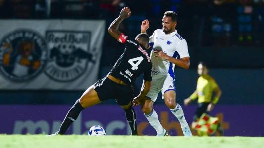 Natan e Gilberto disputam jogada em RB Bragantino x Cruzeiro, no Nabi Abi Chedid