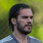 Nathan, ex-Atlético, acompanha da Arena do Grêmio final do Gauchão