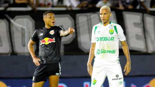 Nathan (esq), do Bragantino, e Deyverson (dir), do Cuiabá