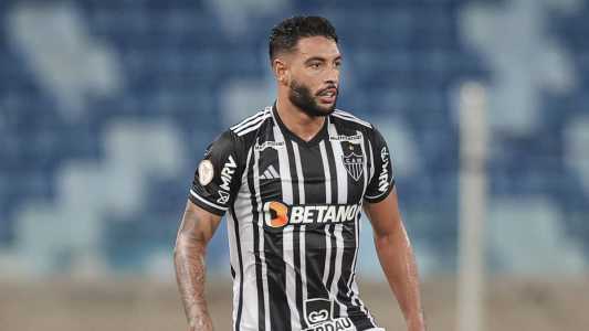 Nathan Silva, zagueiro do Atlético, em ação contra o Cuiabá