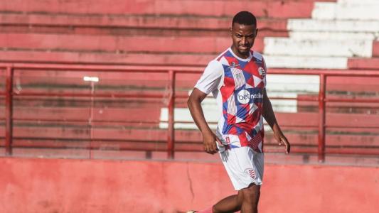 Nathan, volante do Náutico, sofreu uma lesão no tornozelo