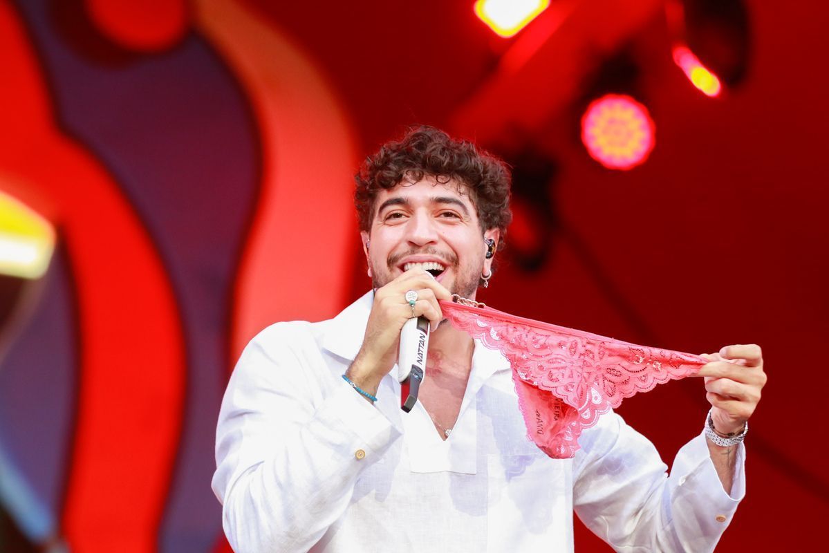 Nattan é presenteado com calcinha e flagrado pela namorada Rafa Kallimann