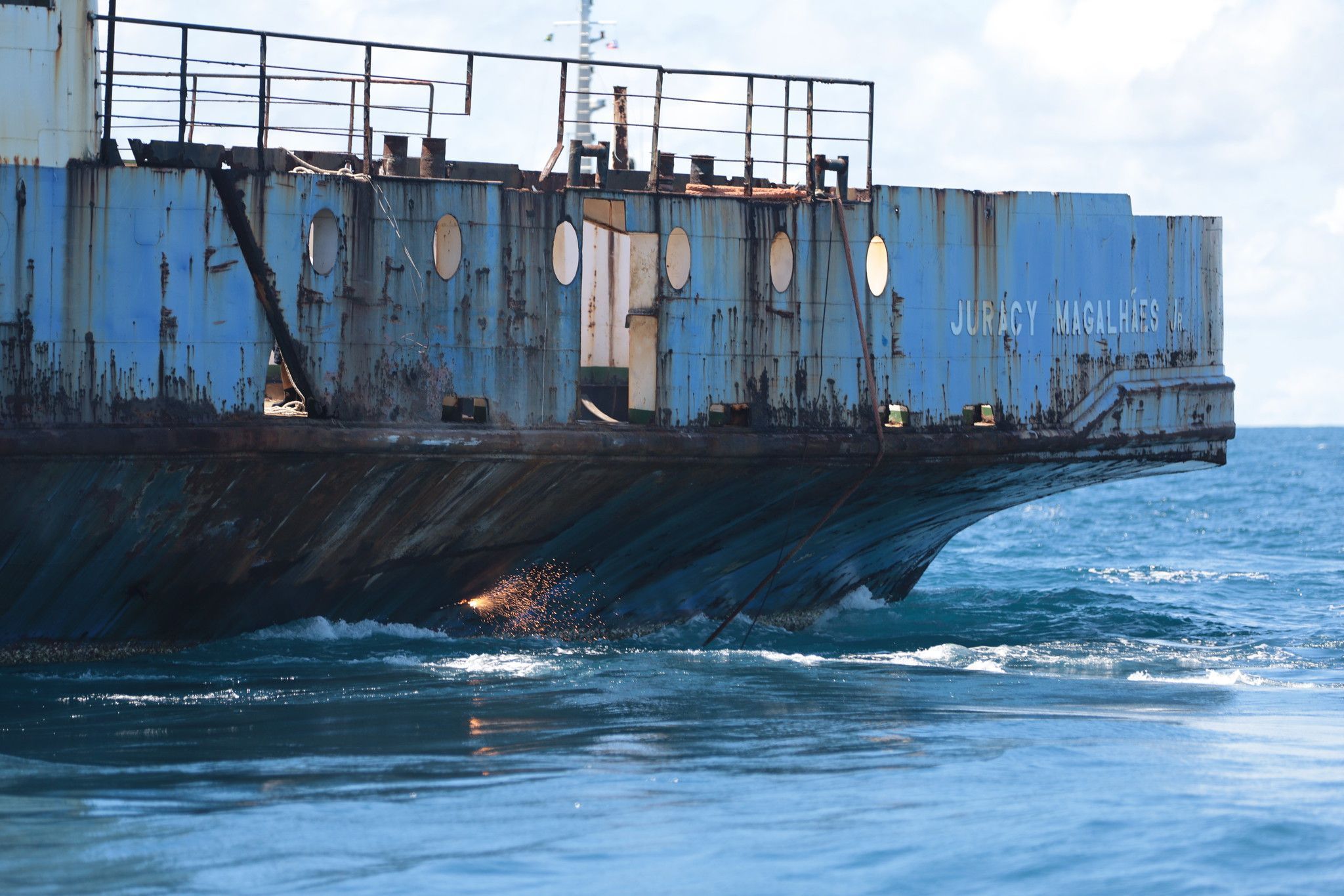 Ferry-boat é afundado em Salvador para criar recife artificial; veja fotos