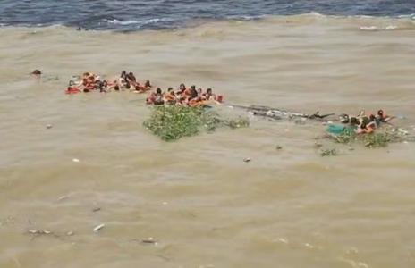 Lancha naufraga no encontro dos rios Solimões e Negro, no Amazonas