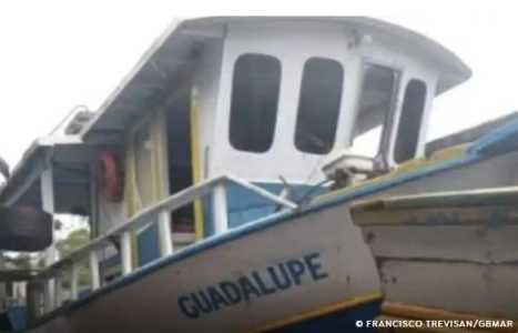 Lancha naufraga no encontro dos rios Solimões e Negro, no Amazonas