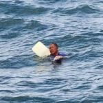 Alto mar: idoso é encontrado após ficar 30 horas agarrado em galão