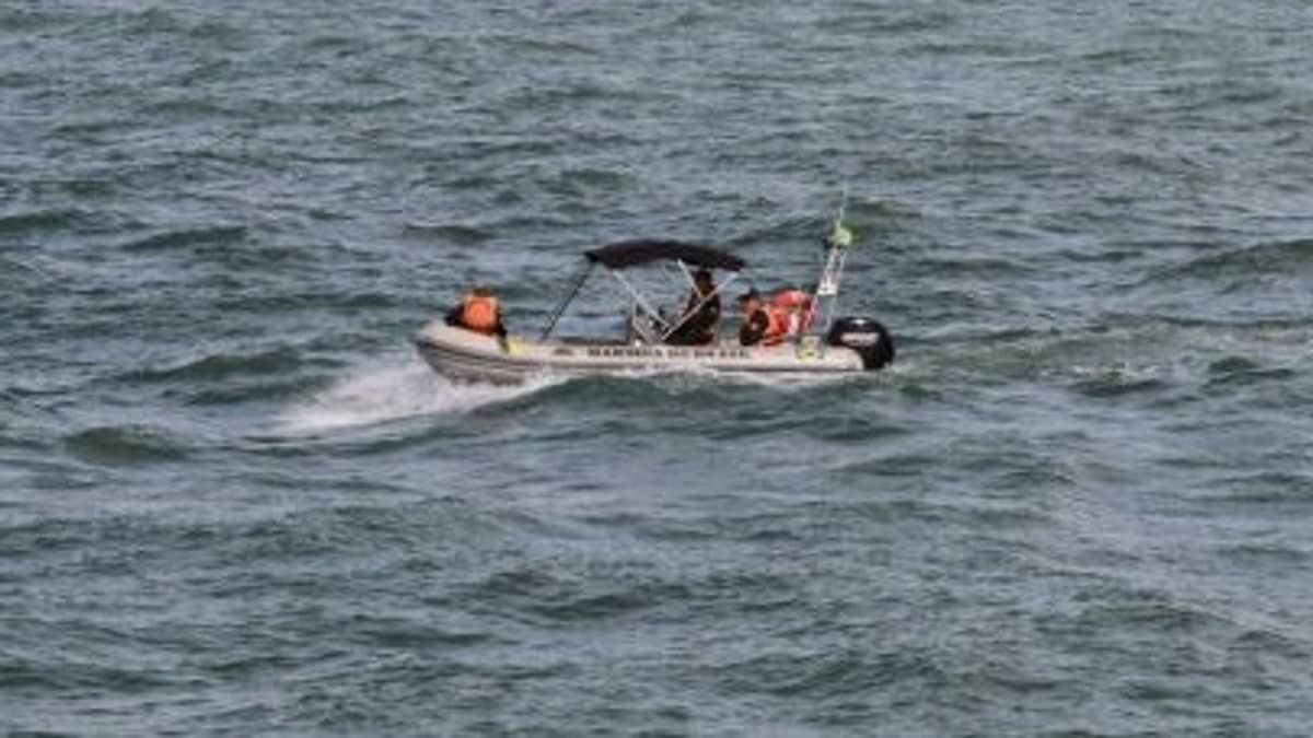 Marinha resgata tripulantes de veleiro que naufragou em Ilhéus, na Bahia