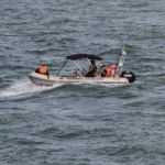 Marinha resgata tripulantes de veleiro que naufragou em Ilhéus, na Bahia