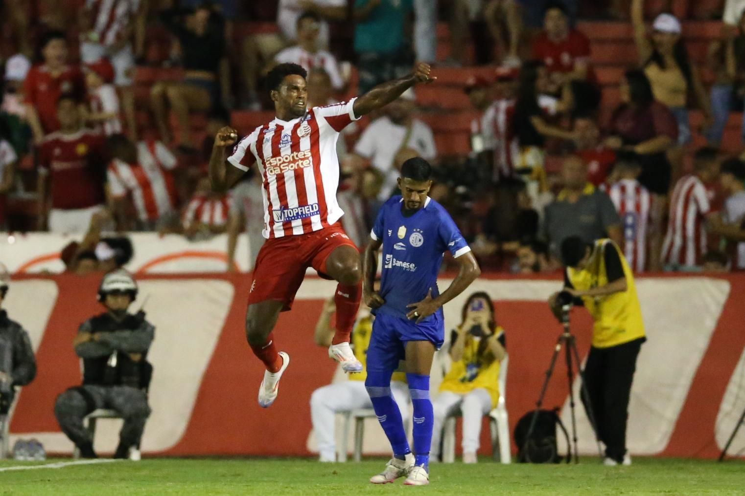 Bruno Mezenga decide, Náutico vira sobre o Confiança e respira na Série C
