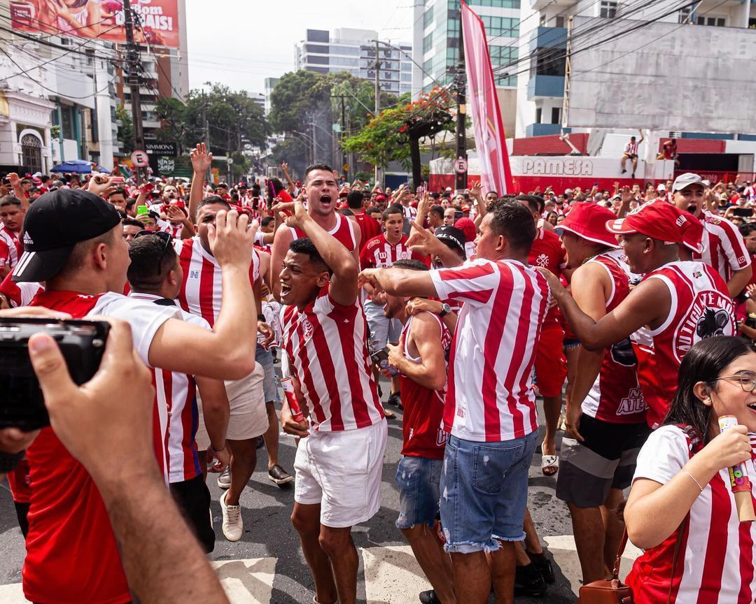 Torcida do Náutico recebe time com festa antes da final do Pernambucano