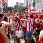 Torcida do Náutico recebe time com festa antes da final do Pernambucano