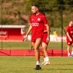 Atacante do Náutico usa comemoração de Deyverson, do Atlético, para detonar arbitragem