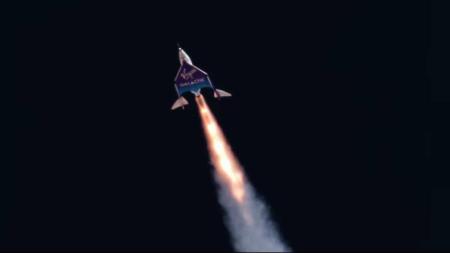 Nave da Virgin Galactic durante teste tripulado