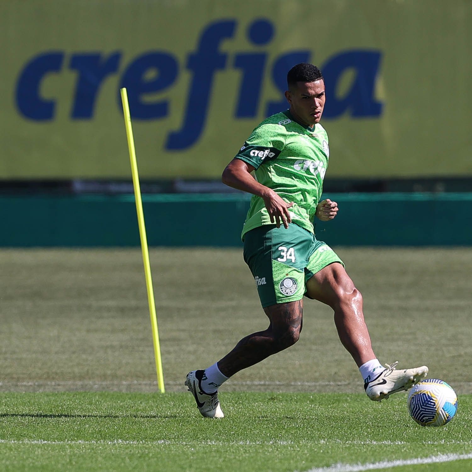 Palmeiras renova contrato de zagueiro elogiado por Abel Ferreira