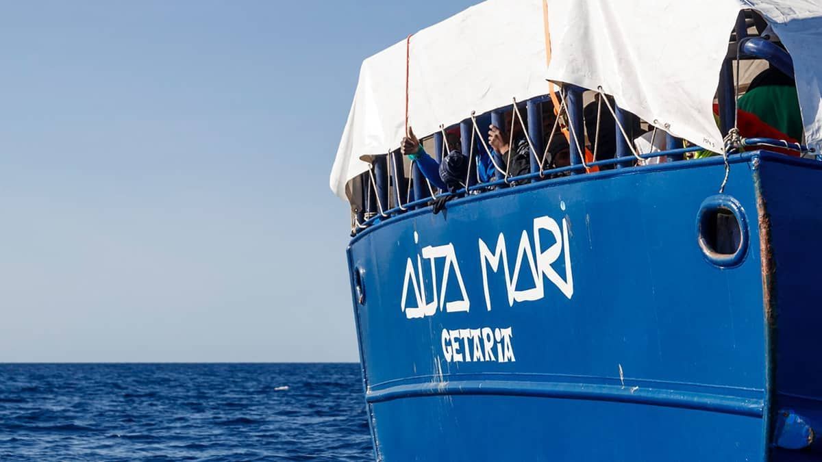 Mais de 170 migrantes resgatados por navio de ONG desembarcam na Itália