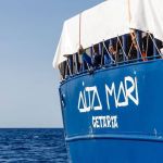 Mais de 170 migrantes resgatados por navio de ONG desembarcam na Itália