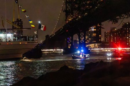 Navio mexicano bate em ponte nos EUA