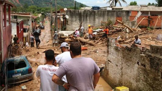 Navio serve de base para atendimento médico a desabrigados e feridos