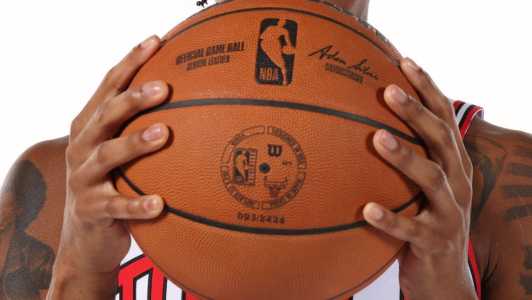 Dalen Terry segura bola em foto de divulgação da NBA pelo Chicago Bulls