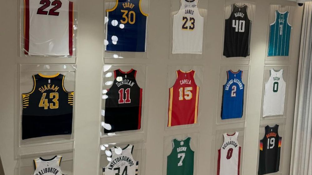 Vinícius Júnior exibe coleção impressionante de basquete e brinca: 'Tem mais'