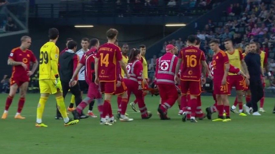 Zagueiro da Roma tem dores no peito, desaba em campo e jogo é suspenso na Itália