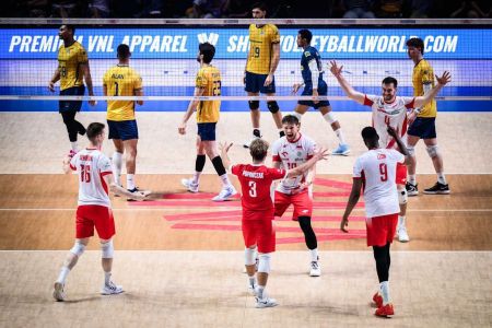 Polônia comemora ponto sobre o Brasil na VNL Masculina 2025