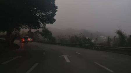 Neblina na av. Nossa Senhora do Carmo, na região Centro-Sul de BH